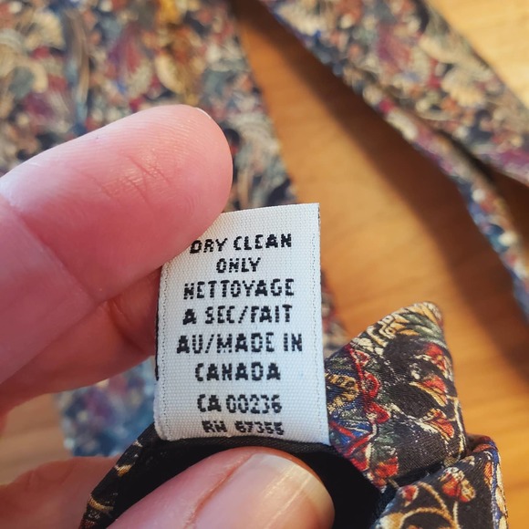 The Metropolitan Museum of Art Men's Silk Tribal Tassel Tie Black with Pattern - Picture 5 of 5